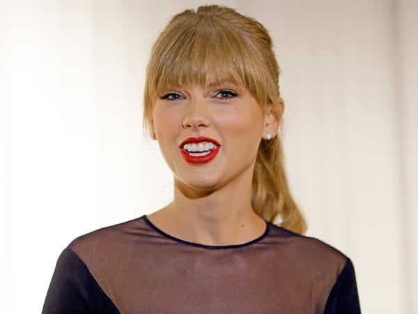 Taylor Swift Ponytail Style cu Bangs