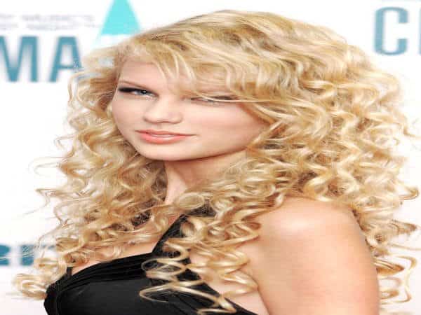 Păr blond lung și creț Taylor Swift
