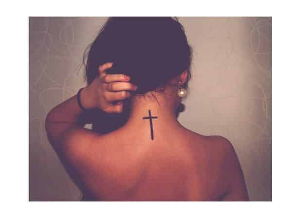 Preprosta tetovaža s križem na vratu
