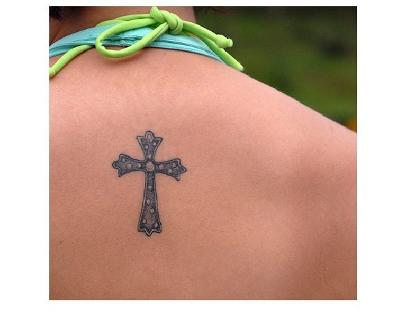 Tetovaža s kovinskim križem na vratu
