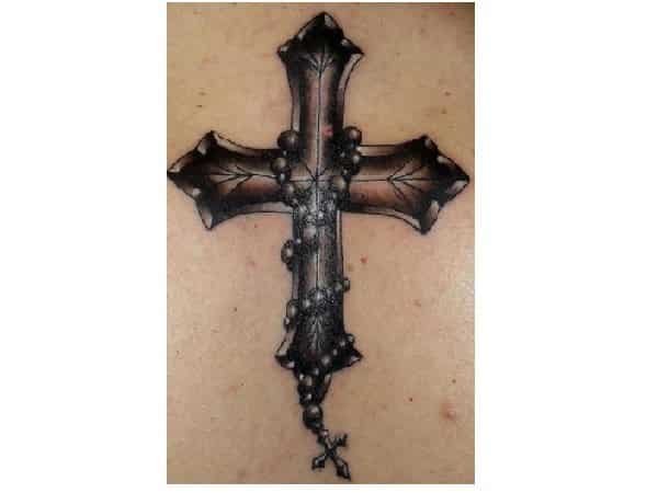 Tetovaža rjavega križa z rožnim vencem