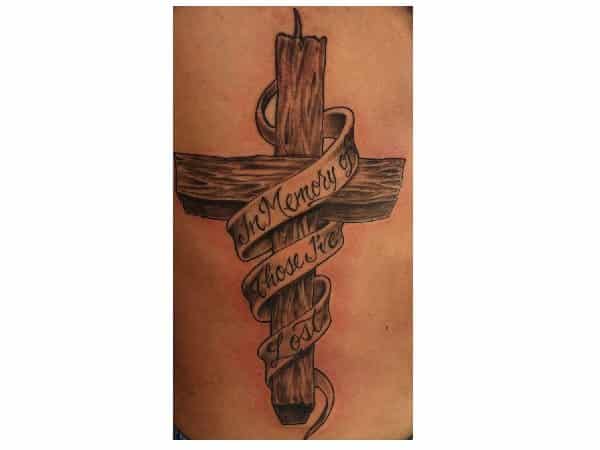 Lesena križna spominska tetovaža