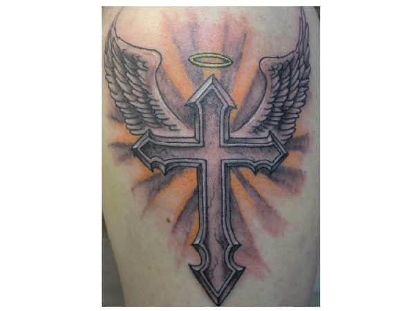 Kovinski križ s krili in halo tetovažo