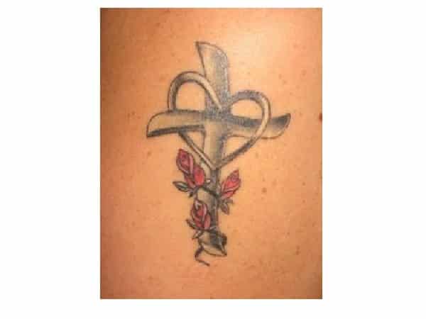 Križna tetovaža s srcem in tremi rdečimi vrtnicami