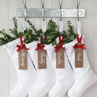 Čisto bela Božičkova nogavica s prilagojeno leseno oznako