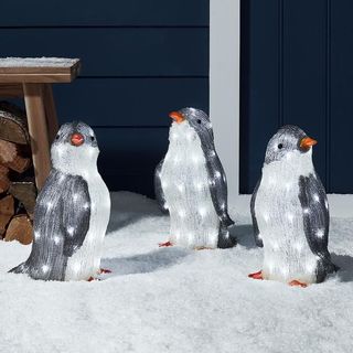 Trio cu pinguini acrilici în aer liber