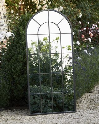 Veliko črno kovinsko obokano vrtno ogledalo