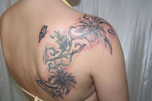 Kvetinové tetovanie kmeňových motýľov
