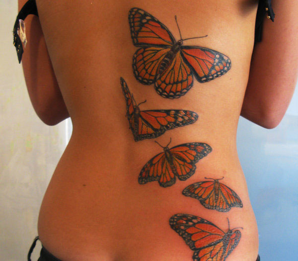 Tetovanie motýľa dokončené