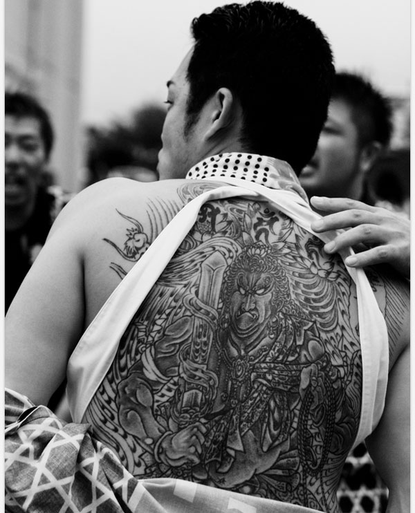 Bláznivé tetovanie na chrbte