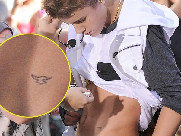 Justin își arată tatuajul