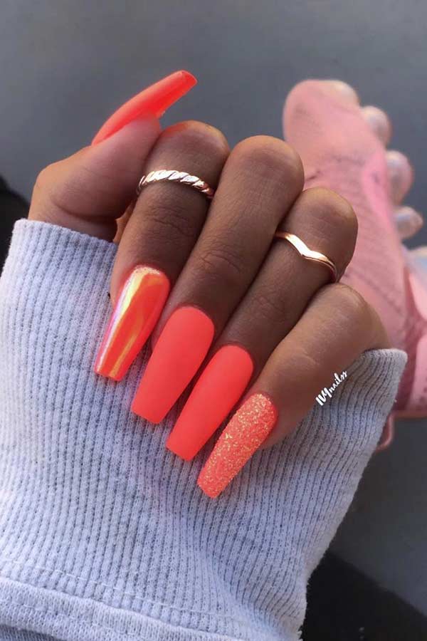 Svetlé matné oranžové nechty