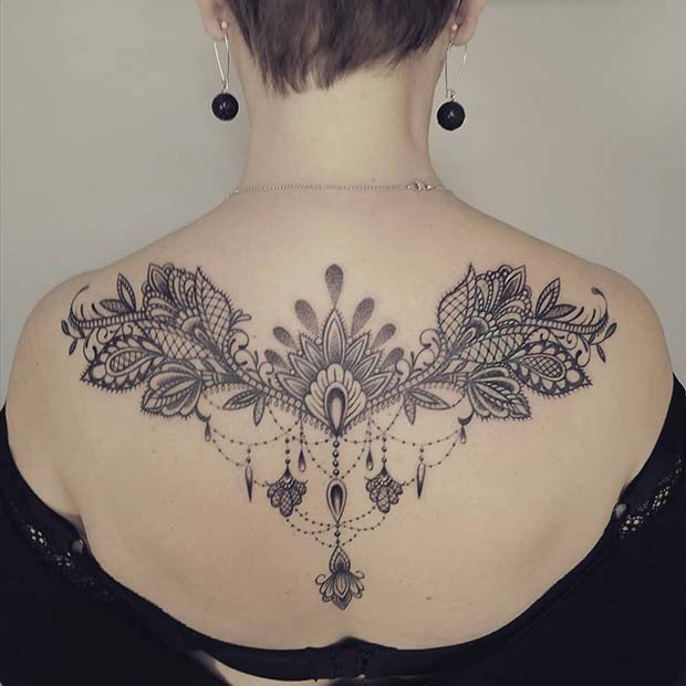Okrasné tetovanie na chrbte