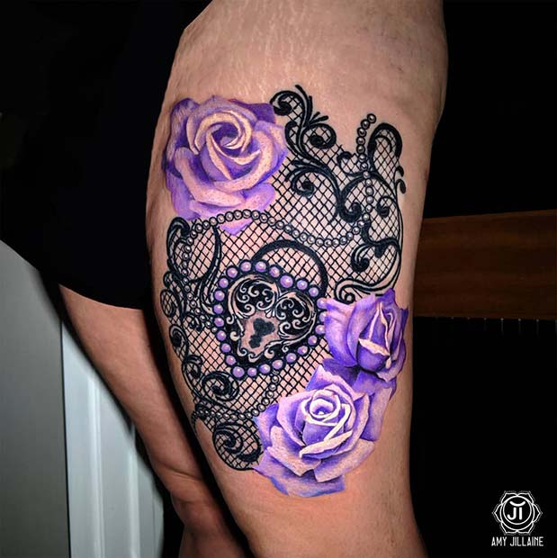 Tetovanie na stehne s čipkou a ružami