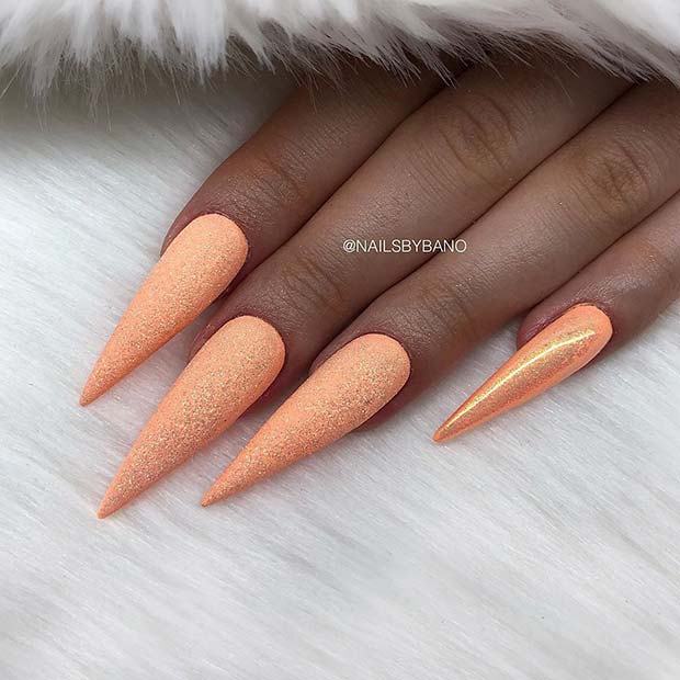 Letné pastelové oranžové nechty