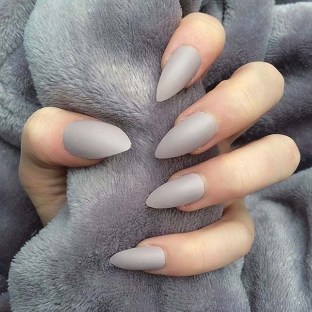 Elegantné sivé matné nechty na matné nechty na jeseň