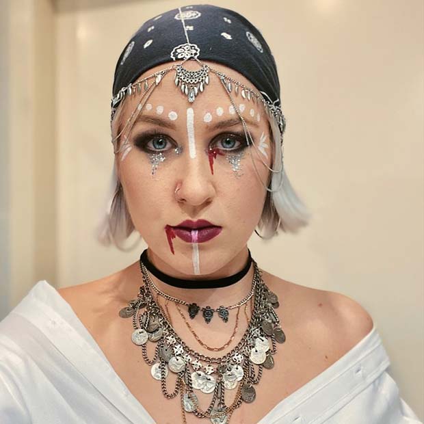 Pirátsky make -up s mystickým dizajnom