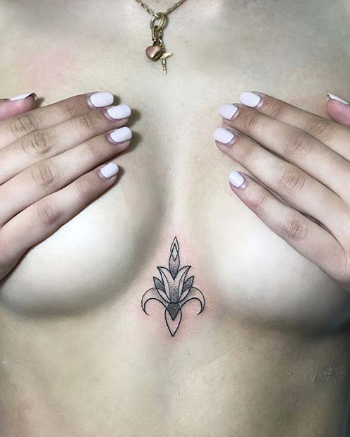 Malé a štýlové tetovanie na hrudníku