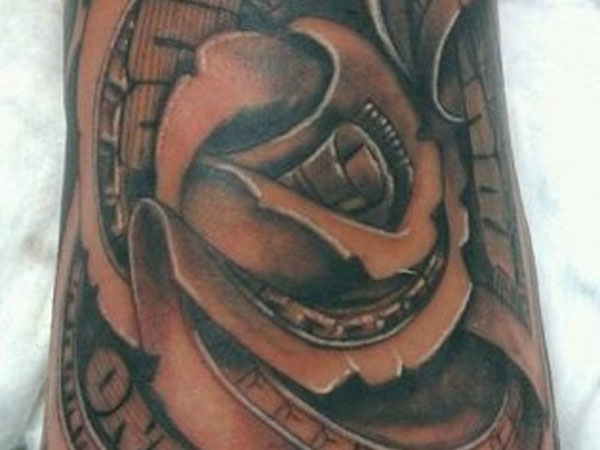 Tatuaj spiralat cu bani