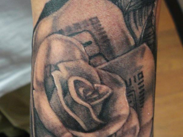 Nuanțele unui tatuaj de trandafiri de bani