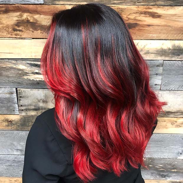 Dolgi lasje z rdečimi poudarki in kodri