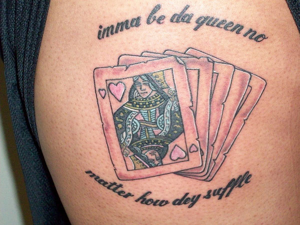 Kráľovná s textovým tetovaním