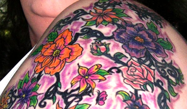 Tatuaj colorat pe umeri