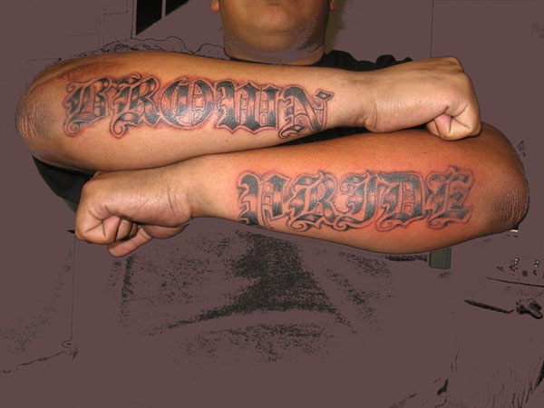 Tetovanie na ramene hnedej hrdosti