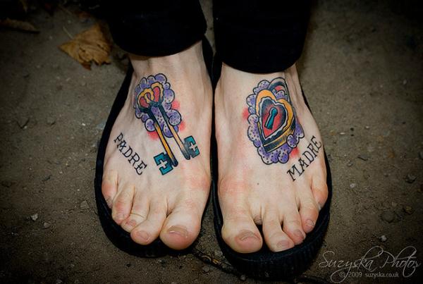 Tetovanie zámku kľúča na nohe
