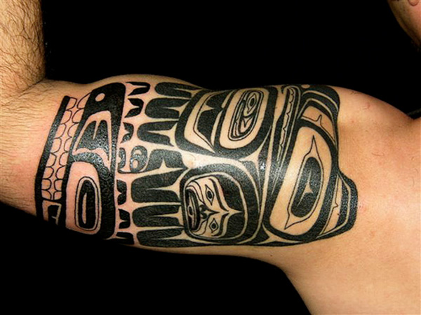 Tetovaža s palico Totem na rami