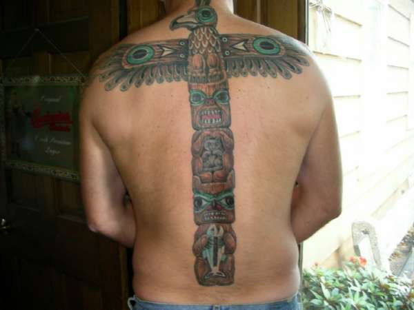 Tetovanie na chrbte so symbolmi totemu