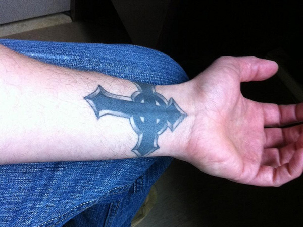 Zapestna tetovaža s keltskim križem
