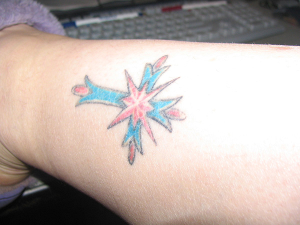 Tetovaža modrega in rdečega križa