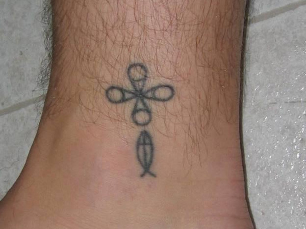 Čudna tetovaža ribjega križa