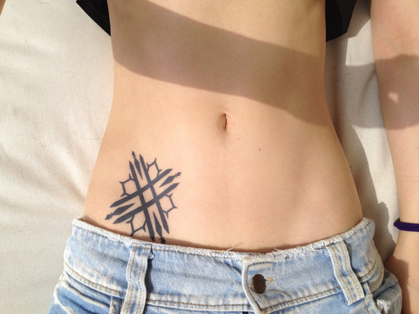 Nagnjena kvadratna križna tetovaža