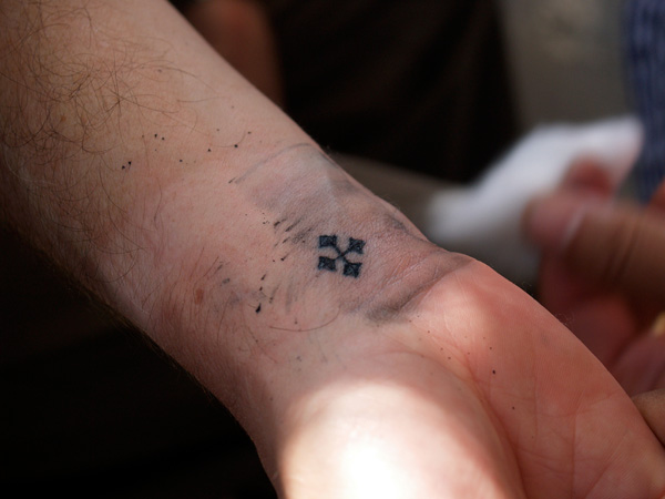 Zelo majhna tetovaža koptskega križa
