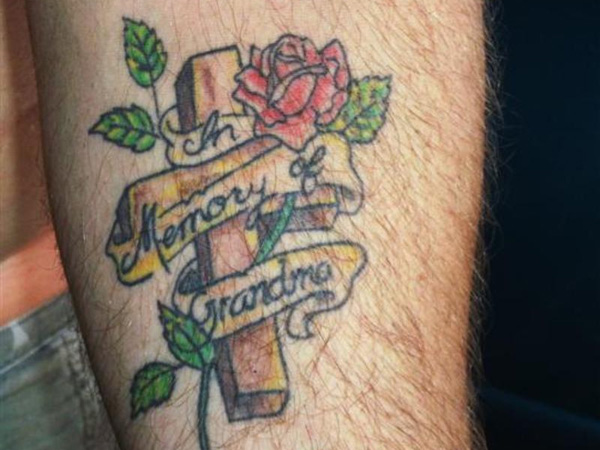 Tetovaža križa spomina na babico