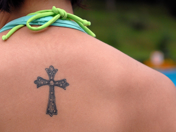 Keltska tetovaža z majhnim križem