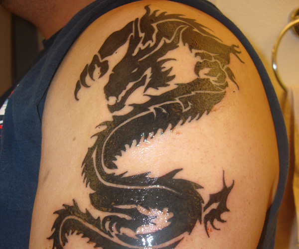 Tatuaj complicat Dragon