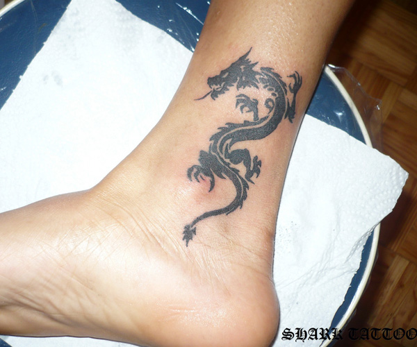 Tatuaj picioare dragon