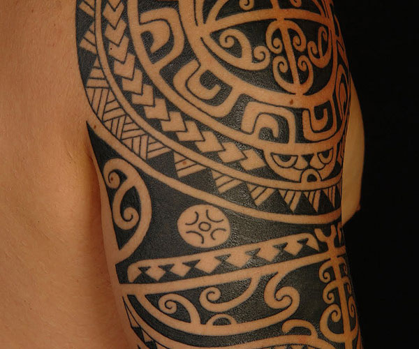 Polinezijska tetovaža na ramenih