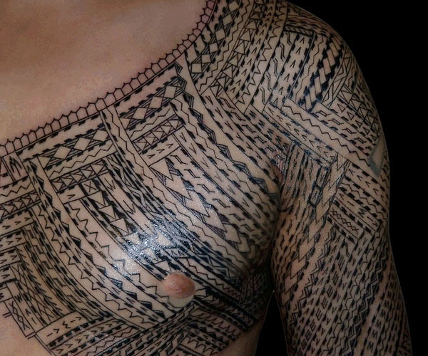 Samoanska tetovaža na ramenih