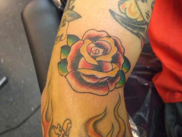Tradicionalna tetovaža vrtnic z rumeno in rdečo barvo