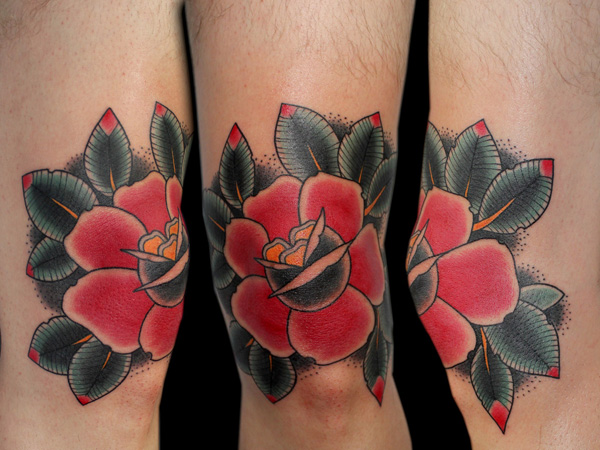 Krásne tradičné ružové tetovanie na kolene