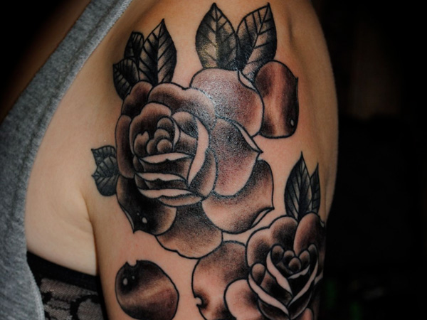 Čierne ružové tetovanie na polovičnom rukáve