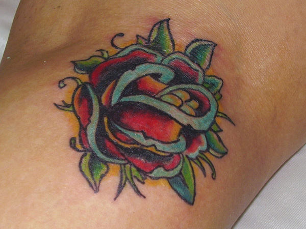 Azúrové a červené tradičné ružové tetovanie