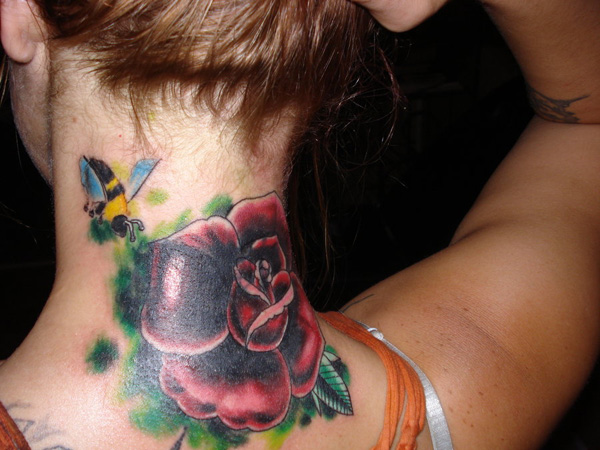 Rose s tetovažo medene čebele