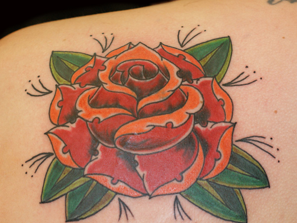 Červené a oranžové tradičné ružové tetovanie