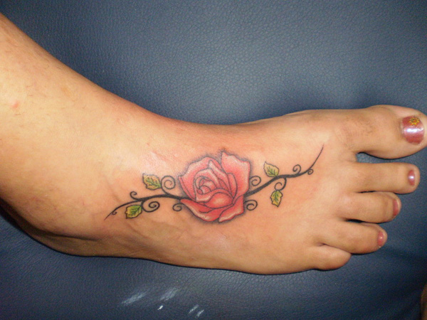 Jemné ružové tetovanie na nohe