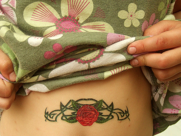 Symetrické ružové tetovanie